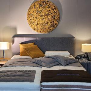 GOLDEN EYE  -  Mischtechnik auf Holz mit Galerieaufhängung  Durchmesser 100 cm (Diameter 40 in)